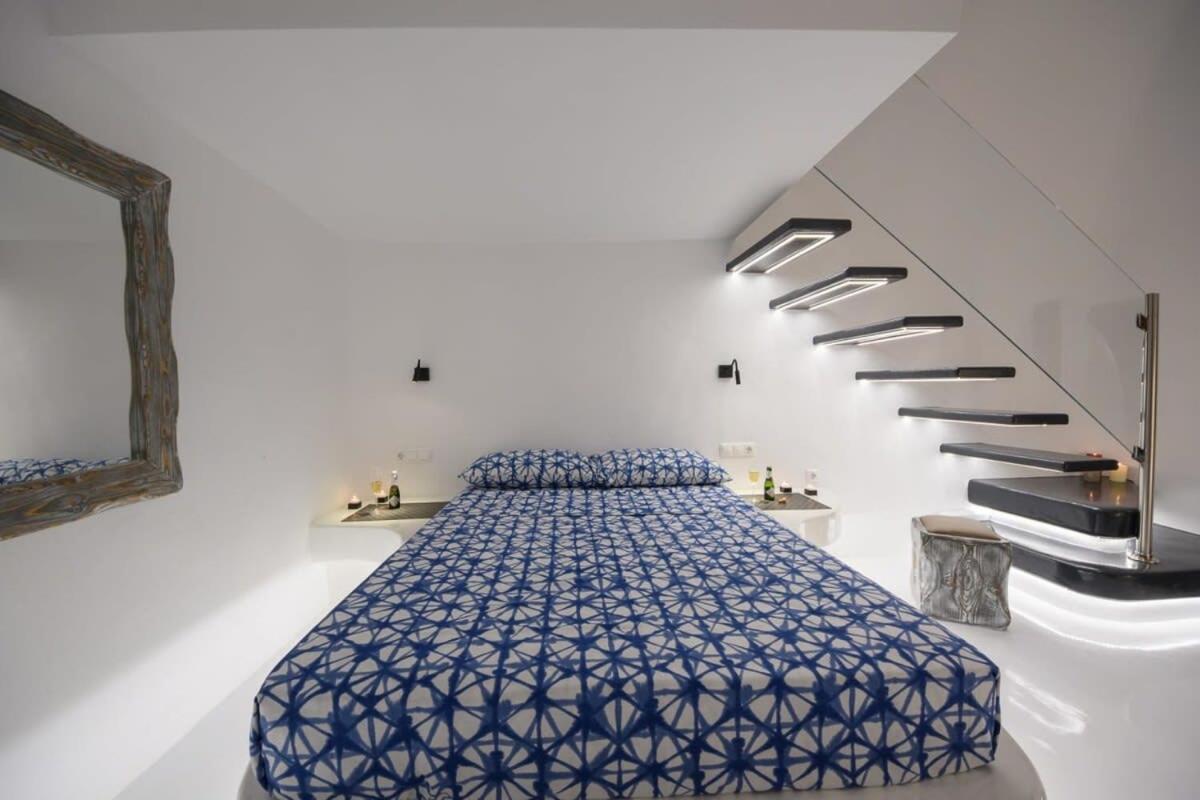 Santorini Traditional Apt With Private Hot Tub Lejlighed Fira  Eksteriør billede